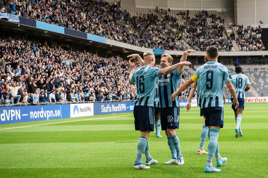 Djurgårdens Victor Edvardsen och Hampus Finndell jublar