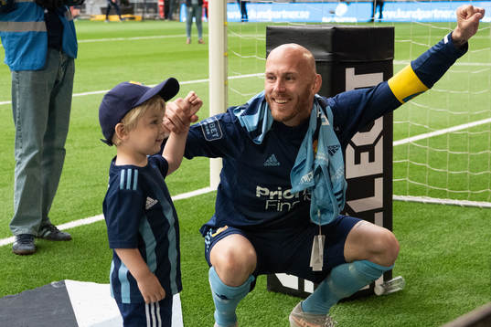 Djurgårdens Magnus Eriksson jublar med sin son