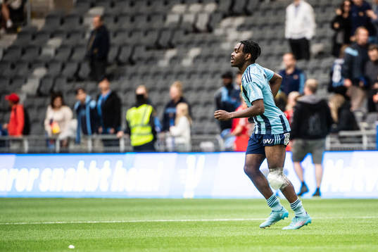 Djurgårdens Joel Asoro med lindat knä
