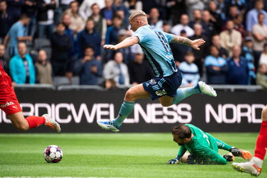 Djurgårdens Victor Edvardsen och Värnamos målvakt Pilip