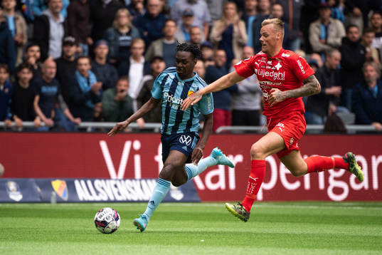 Djurgårdens Joel Asoro och Värnamos Victor Eriksson
