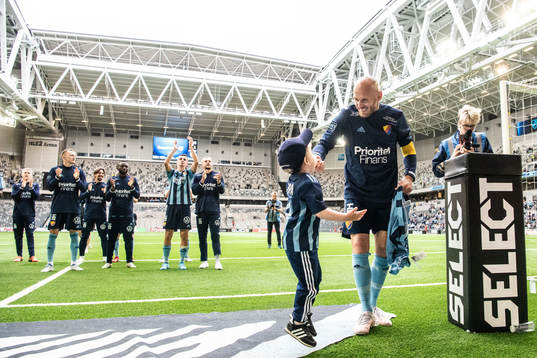 Djurgårdens Magnus Eriksson jublar med sin son
