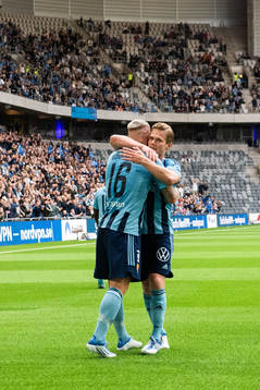Victor Edvardsen och Hampus Finndell jublar
