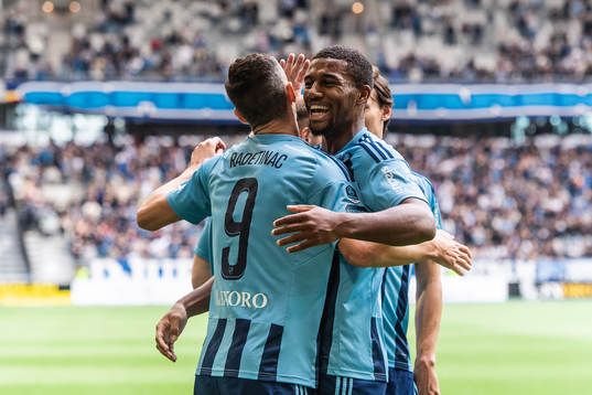 Djurgårdens Haris Radetinac och Isak Hien jublar