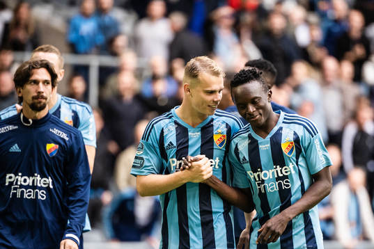 Djurgårdens Elias Andersson och Amadou Doumbouya jublar