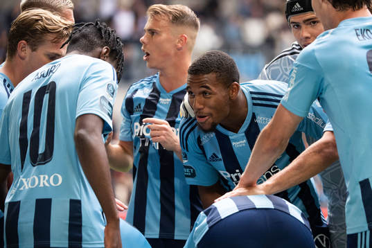Djurgårdens Isak Hien jublar