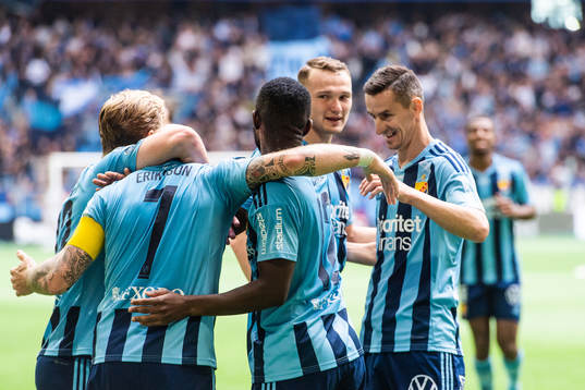 Djurgårdens Magnus Eriksson jublar med Piotr Johansson och