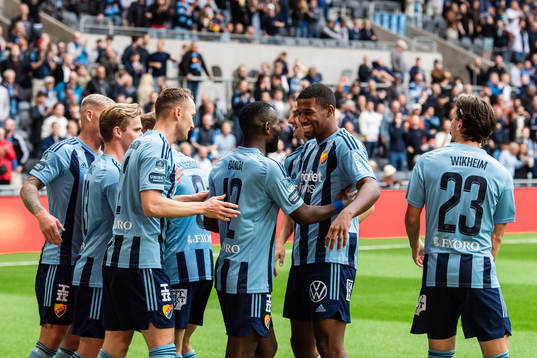 Djurgårdens Emmanuel Banda och Isak Hien jublar