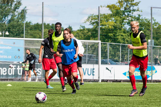 Landskronas spelare värmer upp