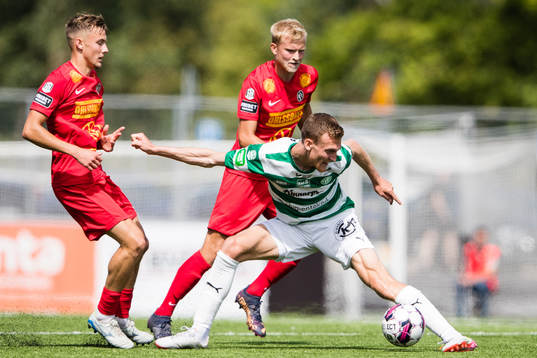 Landskronas Melker Heier och Johan Rapp försvarar sig mot