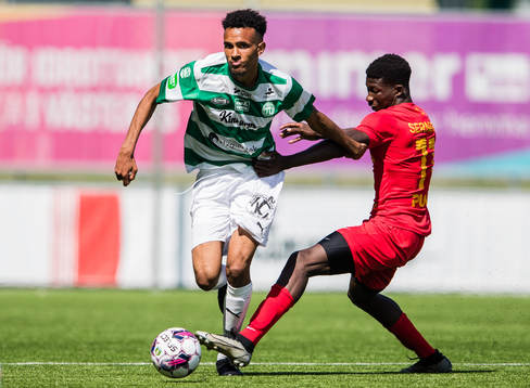 Västerås Alex Douglas och Landskronas Ousmane Diawara