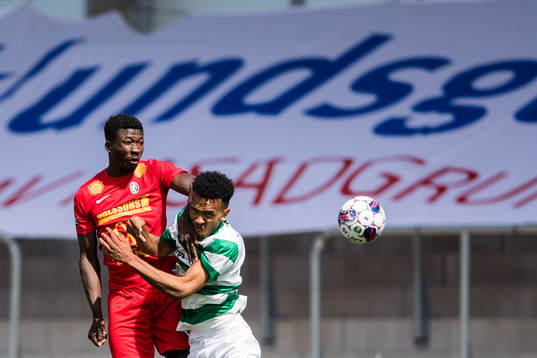 Landskronas Ousmane Diawara i en nickduell med Västerås