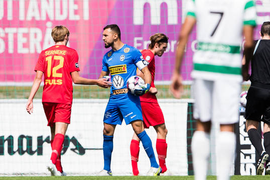 Landskronas Melker Jonsson och Landskronas målvakt Amr