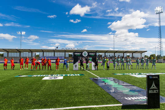 Landskronas spelare , domareteamet och Västerås spelare