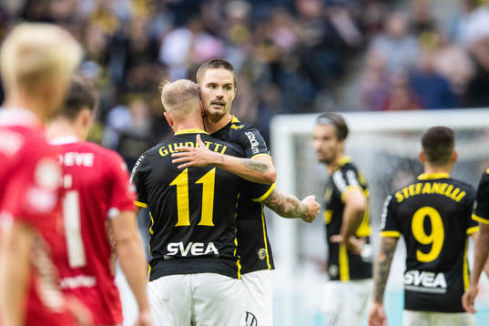 AIKs John Guidetti och Mikael Lustig jublar