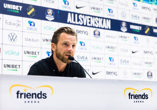 s tränare Bartosz Grzelak på presskonferensen