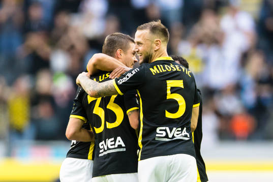s Mikael Lustig gör 1-0 och gratuleras av lagkamrater