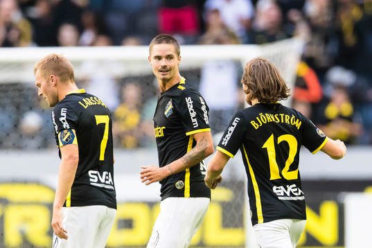s Mikael Lustig (2:a höger) gör 1-0 och gratuleras av