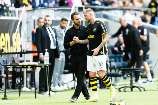 s John Guidetti byt ut och samtalar med tränare Bartosz