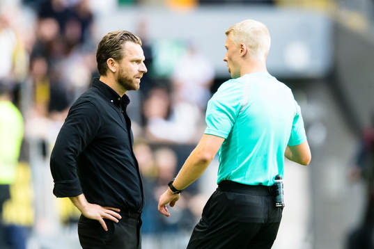 s tränare Bartosz Grzelak samtalar med domare Adam