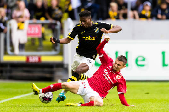 s Josafat Mendes i kamp om bollen med Kalmars Isak Bjerkebo
