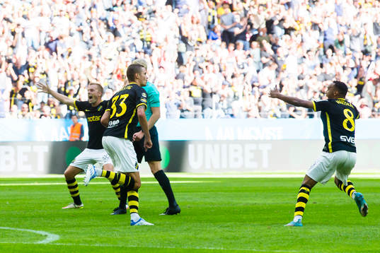 s Mikael Lustig gör 1-0
