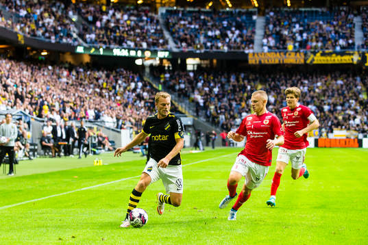 s Sebastian Larsson i kamp om bollen med Kalmars Isak