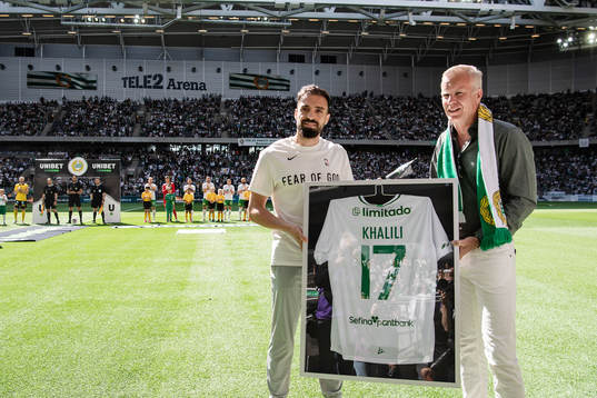 Hammarbys Abdul Khalili tackas av infö fotbollsmatchen i