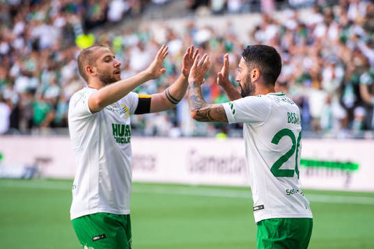 Hammarbys Darijan Bojanic och Nahir Besara jublar