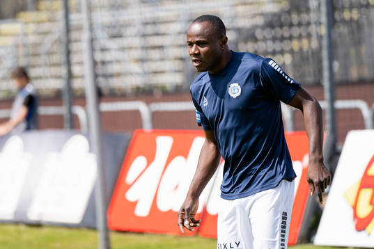 Utsiktens Nsima Peter före fotbollsmatchen i Superettan
