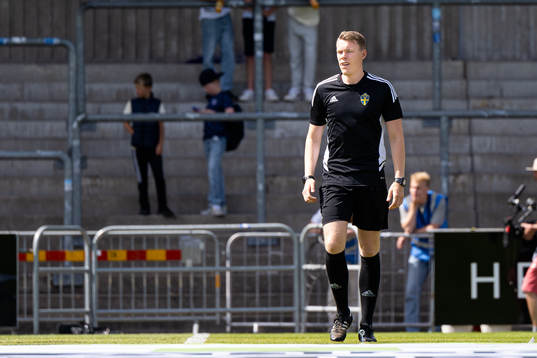 Domare Oscar Johnson före fotbollsmatchen i Superettan
