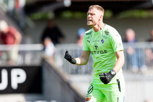 Halmstads målvakt Malkolm Nilsson Säfqvist jublar