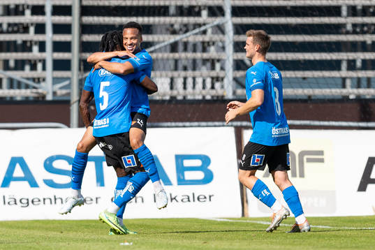 Halmstads Joseph Baffo jublar med Marcus Olsson