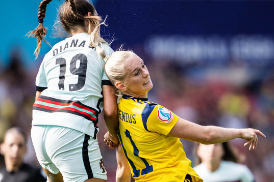 Diana Gomes of Portugal and Stina Blackstenius of Sweden