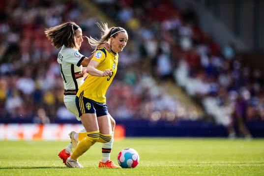 Kosovare Asllani of Sweden and Dolores Silva of Portugal