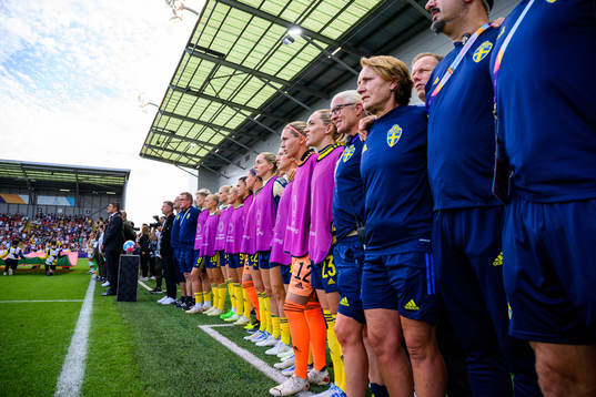 Players of Sweden line up for the national anthem ahead