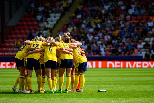 Players of Sweden gather