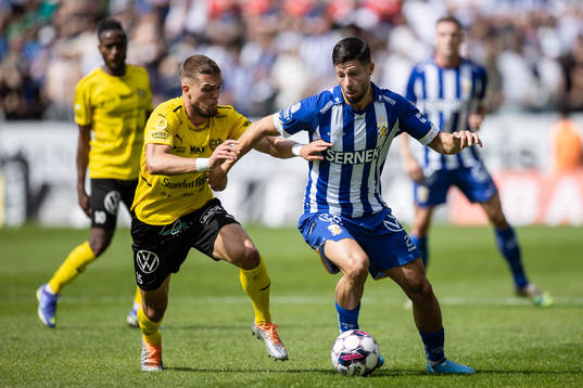 Mjällbys Ivan Kričak och IFK Göteborgs Kevin Yakob