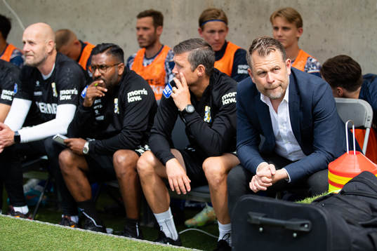 IFK Göteborgs tränare Mikael Stahre t.h. på bänken