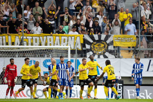 Mjällbys Ivan Kričak jublar med lagkamrater