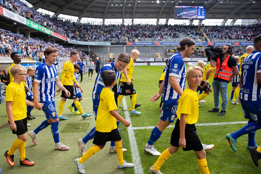 Lagen på väg in för line up innan fotbollsmatchen i
