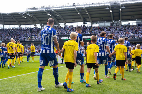 IFK Göteborgs Mattias Bjärsmyr på väg in för line up