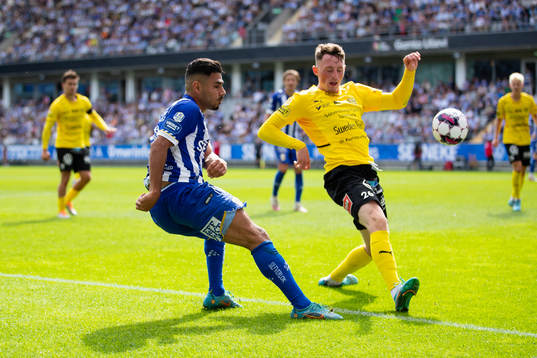 IFK Göteborgs Hosam Aiesh och Mjällbys Noah Persson