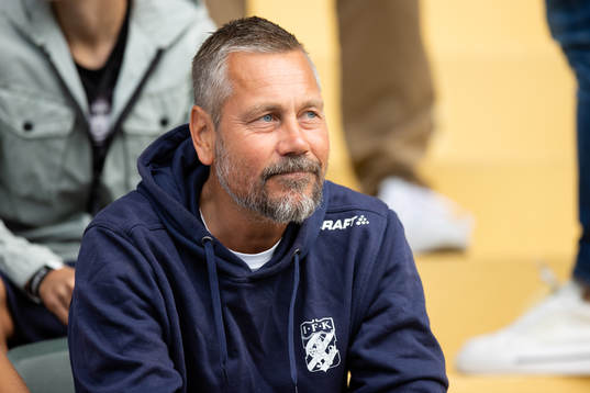Tidigare Mjällby tränare Marcus Lantz på läktaren