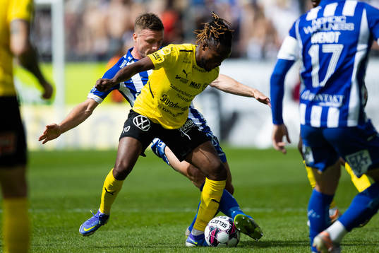 IFK Göteborgs Carl Johansson och Mjällbys Mamudu Moro