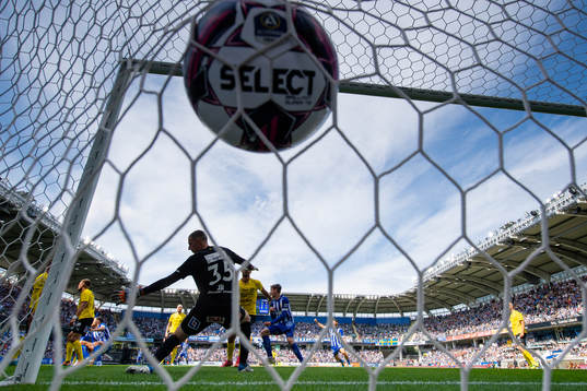 IFK Göteborgs Alexander Jallow (ej i bild) skjuter 1-0