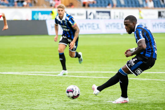 Sirius Christian Kouakou skjuter en straff och missar
