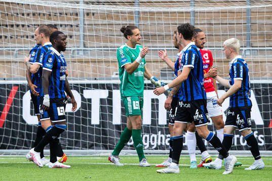Sirius målvakt David Mitov Nilsson jublar med lagkamrater