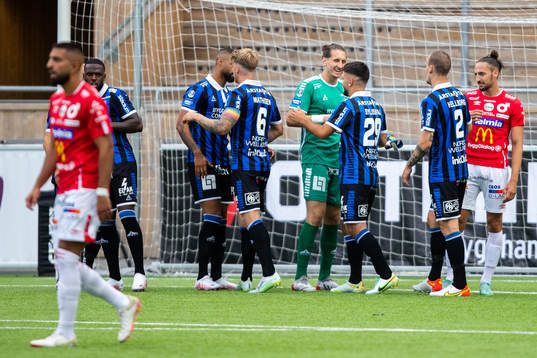 Sirius målvakt David Mitov Nilsson jublar med lagkamrater