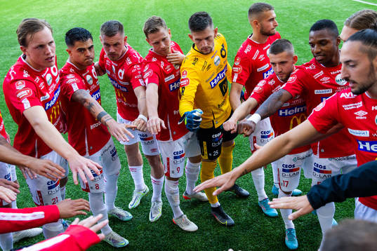 Degerfors spelare samlade i ring